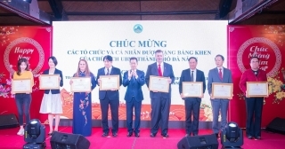 (Trường phòng Yakabe đứng vị trí thứ 4 từ trái sang phải)