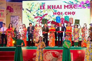 (Ông Yakabe – thứ 5 từ trái qua)