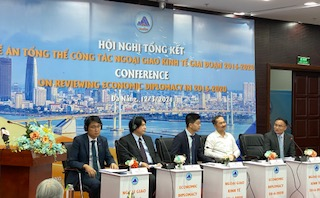 Ông Yakabe thứ 2 từ trái sang
