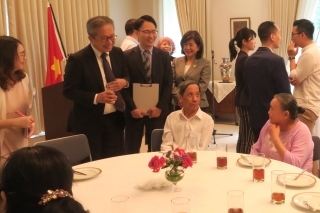 歓談中の写真