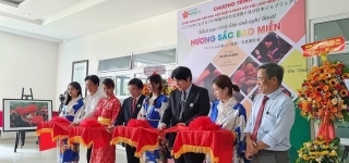 (Trường Văn phòng Yakabe đứng vị trí thứ 3 từ phải sang)