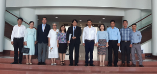 (Ông Yakabe đứng chính giữa)