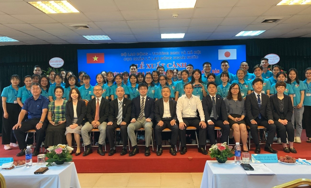 Ứng viên điều dưỡng và hộ lý EPA khóa 10 chụp ảnh lưu niệm cùng các đại biểu