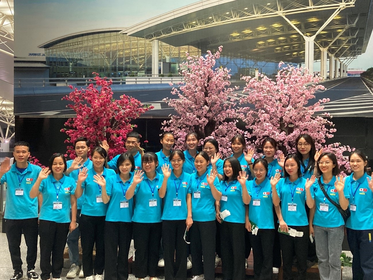 ノイバイ空港から日本に向けて出発する候補者の皆さん(1)